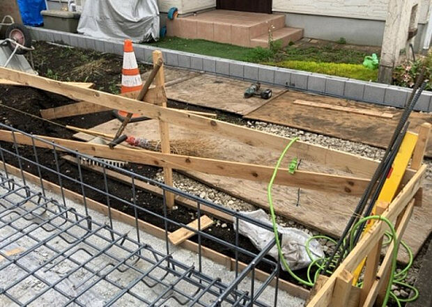 【駐車場】駐車場と明記されていても、最小スペースでつくられた駐車場だと大型車は駐車できなかったり、出入りしにくくなったりする可能性があります。お車のサイズと購入したい物件の駐車場のサイズを現地で確認しましょう。