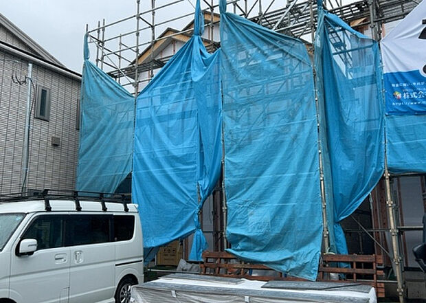 【前面道路含む現地写真_2】前面道路の幅員や歩道の有無、近隣の建物との距離感などは、実際の生活の利便性や安全性に大きく影響します。複数のアングルから前面道路の状況を確認することで、より具体的に生活イメージを描けます。