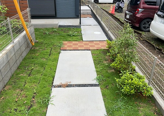 【庭】庭があることでガーデニングや家庭菜園はもちろん、こどもの遊び場やペットを放して遊ぶことができます。また、家の周囲に余裕があるということです。隣地との間があれば、十分な日当たりと、風通しが確保できます。