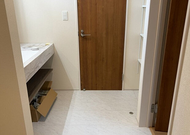 【脱衣場】多くの戸建て住宅で見かける洗面脱衣所は、洗面台と洗濯機が2畳ほどのスペースに並べられていて、洗面所が脱衣所を兼ね備えている間取りが一般的です。お客様が利用することもある、パブリックな空間でもあります。