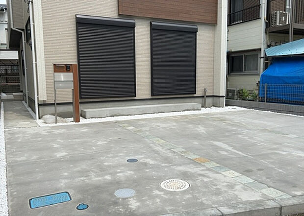 【駐車場】駐車場と明記されていても、最小スペースでつくられた駐車場だと大型車は駐車できなかったり、出入りしにくくなったりする可能性があります。お車のサイズと購入したい物件の駐車場のサイズを現地で確認しましょう。