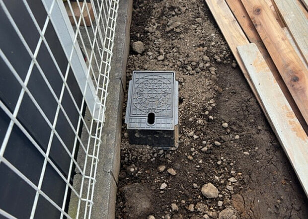 【その他設備】敷地内には、散水栓や立水栓があります。水道水を直接利用できるため、水を運ぶ手間を省くことが出来ます。大量の水を必要とする洗車作業や清掃などに役立ちます。その他設備とあわせて、現地でご確認ください。