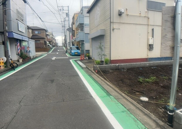 【前面道路含む現地写真_2】お持ちの車種によっては前面道路が広い方が便利でしょう。しかし、前面道路が広ければその分交通量が多くなるため、騒音などが気になる場合があります。実際に現地を見学し、周辺交通量や騒音などを確認しましょう!