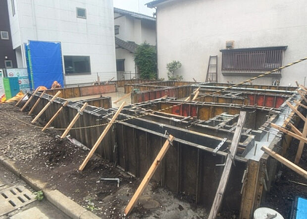 【庭】庭があることでガーデニングや家庭菜園はもちろん、こどもの遊び場やペットを放して遊ぶことができます。また、家の周囲に余裕があるということです。隣地との間があれば、十分な日当たりと、風通しが確保できます。