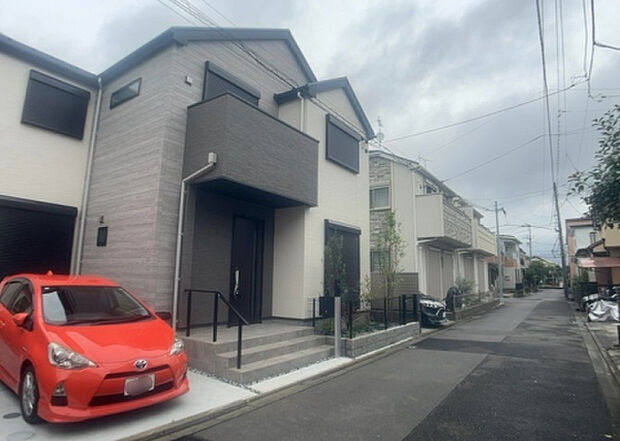 【前面道路含む現地写真_2】お持ちの車種によっては前面道路が広い方が便利でしょう。しかし、前面道路が広ければその分交通量が多くなるため、騒音などが気になる場合があります。実際に現地を見学し、周辺交通量や騒音などを確認しましょう!