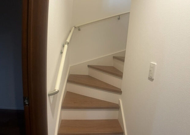 【内装】建物の上下階の通路である階段は、その位置によって動線や室内の印象が大きく左右されます。手摺にも重要な役割があり、転倒の防止・歩行や動作を円滑にして日常生活を支えることを主な目的として設置されています。