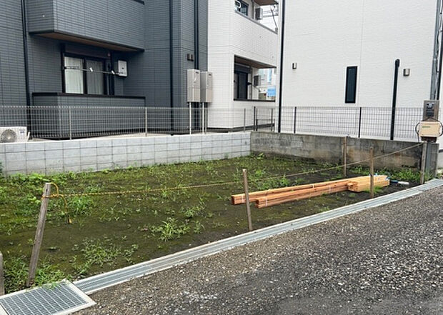 【駐車場】駐車場と明記されていても、最小スペースでつくられた駐車場だと大型車は駐車できなかったり、出入りしにくくなったりする可能性があります。お車のサイズと購入したい物件の駐車場のサイズを現地で確認しましょう。