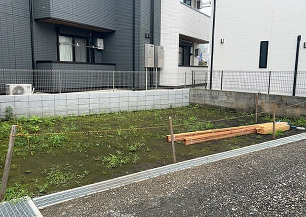 【その他設備】敷地内には、散水栓や立水栓があります。水道水を直接利用できるため、水を運ぶ手間を省くことが出来ます。大量の水を必要とする洗車作業や清掃などに役立ちます。その他設備とあわせて、現地でご確認ください。