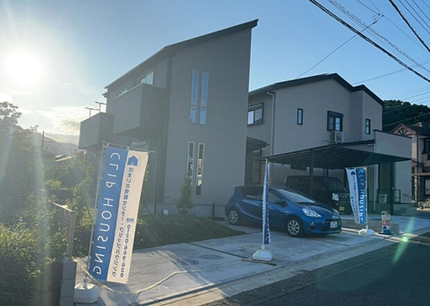 【前面道路含む現地写真_2】お持ちの車種によっては前面道路が広い方が便利でしょう。しかし、前面道路が広ければその分交通量が多くなるため、騒音などが気になる場合があります。実際に現地を見学し、周辺交通量や騒音などを確認しましょう!