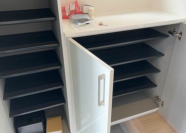【玄関収納】玄関収納は、靴や傘、コートなどをスッキリと収納できるだけでなく、来客時に見せる顔となるため、家の顔とも言えます。収納量だけでなく、デザイン性も重視したいところです。ミラー付きの収納であれば、外出前の身だしなみチェックにも便利です。