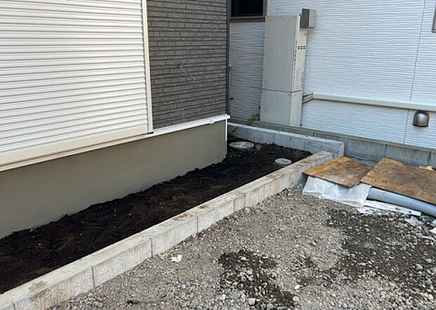【庭】庭があることでガーデニングや家庭菜園はもちろん、こどもの遊び場やペットを放して遊ぶことができます。また、家の周囲に余裕があるということです。隣地との間があれば、十分な日当たりと、風通しが確保できます。