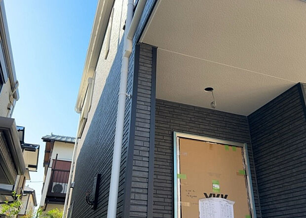 【内装】建物の上下階の通路である階段は、その位置によって動線や室内の印象が大きく左右されます。手摺にも重要な役割があり、転倒の防止・歩行や動作を円滑にして日常生活を支えることを主な目的として設置されています。