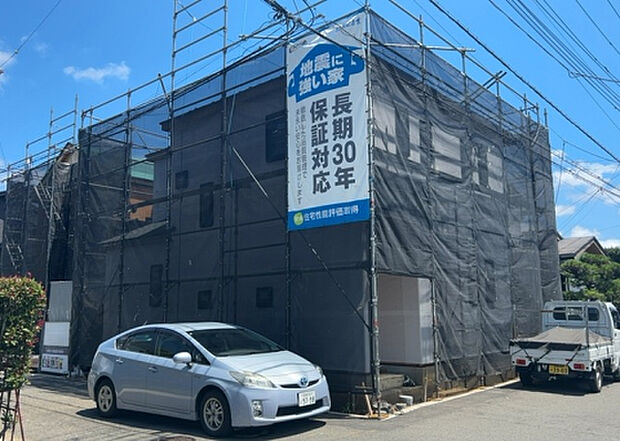 【外観_3】現地に行くなら、物件の周囲の地形がどうなっているかを見ることも大切です。周辺より低くなっている土地では、大雨などで水が集まりやすいため、地盤が弱くなっているということも考えられるため、注意が必要です。