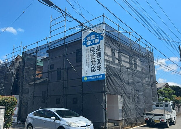 【庭_2】庭のある家に住むことのメリットとして、子どもたちの遊び場を確保できること、ガーデニングや家庭菜園を楽しめること、明るさを確保できることがあります。また、配置を工夫することでプライバシーが確保できます。