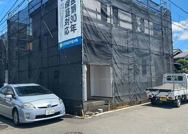 【玄関_2】玄関は、狭すぎると複数人で使いにくく、広すぎても無駄な空間になりがちです。最低2畳を目安にして、家の広さとの兼ね合いや家族の人数を考慮して決めるとよいでしょう。現地を見学して快適な玄関を選びましょう!
