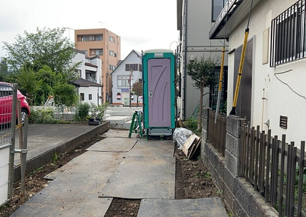 【前面道路含む現地写真_2】お持ちの車種によっては前面道路が広い方が便利でしょう。しかし、前面道路が広ければその分交通量が多くなるため、騒音などが気になる場合があります。実際に現地を見学し、周辺交通量や騒音などを確認しましょう!