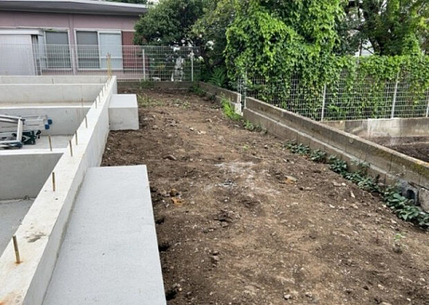 【庭】庭があることでガーデニングや家庭菜園はもちろん、こどもの遊び場やペットを放して遊ぶことができます。また、家の周囲に余裕があるということです。隣地との間があれば、十分な日当たりと、風通しが確保できます。