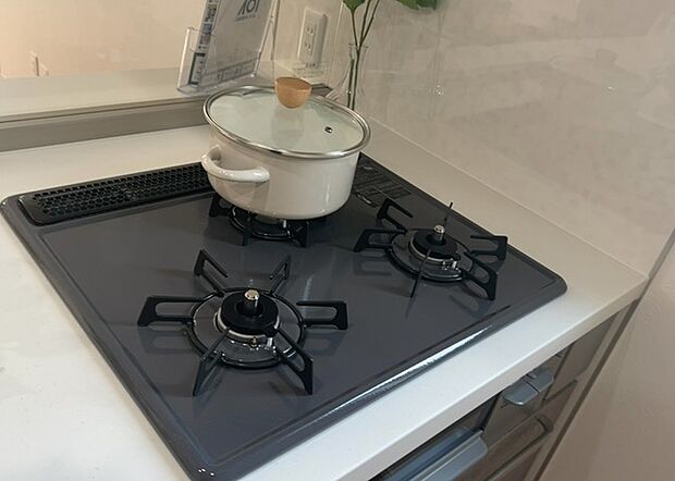 【キッチンコンロ】キッチンコンロは、料理の質を大きく左右する重要な設備です。火力調整のしやすさ、グリル機能の有無、安全装置の充実度など、選ぶポイントがたくさんあります。特に、IHクッキングヒーターは、お手入れのしやすさや安全性が高く、近年人気が高まっています。