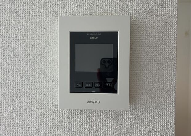 【TVモニター付きインターホン】TVモニター付きインターホンは、来訪者の顔を確認できるだけでなく、音声でやり取りすることもできるため、セキュリティ面で安心できる設備です。モニター画面が大きく見やすいもの、夜間でも来訪者をしっかりと確認できるものなど、機能性を重視したいところです。