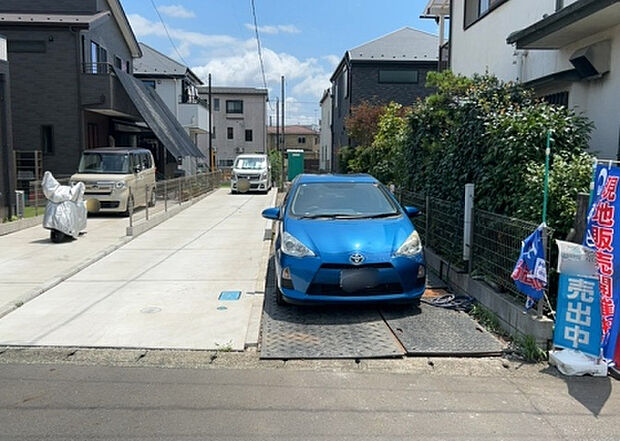 【前面道路含む現地写真_2】お持ちの車種によっては前面道路が広い方が便利でしょう。しかし、前面道路が広ければその分交通量が多くなるため、騒音などが気になる場合があります。実際に現地を見学し、周辺交通量や騒音などを確認しましょう!