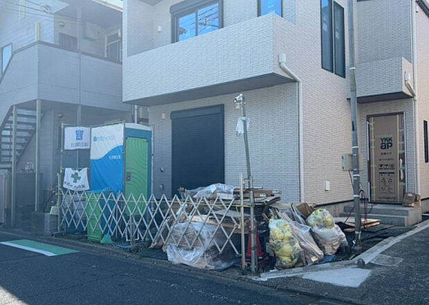 【駐車場】駐車場と明記されていても、最小スペースでつくられた駐車場だと大型車は駐車できなかったり、出入りしにくくなったりする可能性があります。お車のサイズと購入したい物件の駐車場のサイズを現地で確認しましょう。