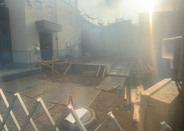 【玄関_2】玄関は、狭すぎると複数人で使いにくく、広すぎても無駄な空間になりがちです。最低2畳を目安にして、家の広さとの兼ね合いや家族の人数を考慮して決めるとよいでしょう。現地を見学して快適な玄関を選びましょう!