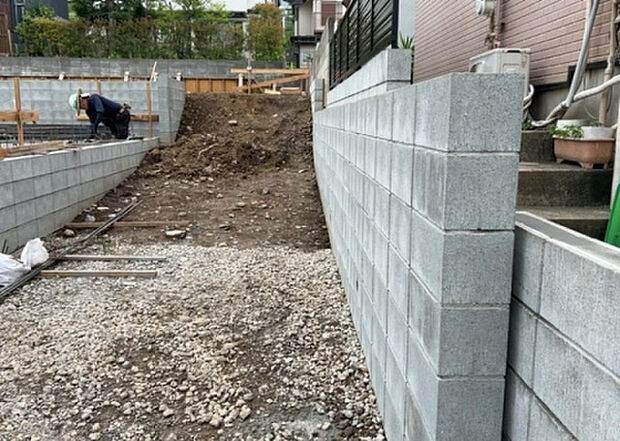 【前面道路含む現地写真_2】前面道路の幅員や歩道の有無、近隣の建物との距離感などは、実際の生活の利便性や安全性に大きく影響します。複数のアングルから前面道路の状況を確認することで、より具体的に生活イメージを描けます。