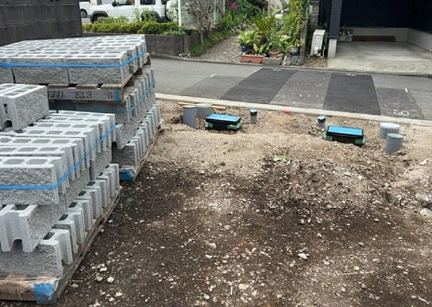 【その他設備】敷地内には、散水栓や立水栓があります。水道水を直接利用できるため、水を運ぶ手間を省くことが出来ます。大量の水を必要とする洗車作業や清掃などに役立ちます。その他設備とあわせて、現地でご確認ください。