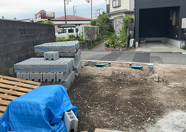 【駐車場_2】駐車場と明記されていても、最小スペースでつくられた駐車場だと大型車は駐車できなかったり、出入りしにくくなったりする可能性があります。お車のサイズと購入したい物件の駐車場のサイズを現地で確認しましょう。