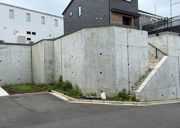 【前面道路含む現地写真_2】お持ちの車種によっては前面道路が広い方が便利でしょう。しかし、前面道路が広ければその分交通量が多くなるため、騒音などが気になる場合があります。実際に現地を見学し、周辺交通量や騒音などを確認しましょう!