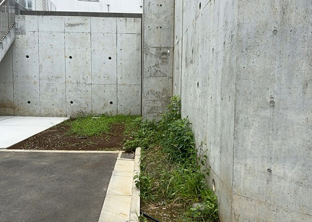 【駐車場】駐車場と明記されていても、最小スペースでつくられた駐車場だと大型車は駐車できなかったり、出入りしにくくなったりする可能性があります。お車のサイズと購入したい物件の駐車場のサイズを現地で確認しましょう。
