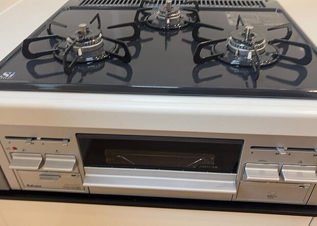 【キッチンコンロ】キッチンコンロは、料理の質を大きく左右する重要な設備です。火力調整のしやすさ、グリル機能の有無、安全装置の充実度など、選ぶポイントがたくさんあります。特に、IHクッキングヒーターは、お手入れのしやすさや安全性が高く、近年人気が高まっています。