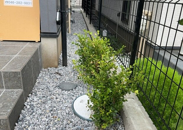 【庭】庭があることでガーデニングや家庭菜園はもちろん、こどもの遊び場やペットを放して遊ぶことができます。また、家の周囲に余裕があるということです。隣地との間があれば、十分な日当たりと、風通しが確保できます。