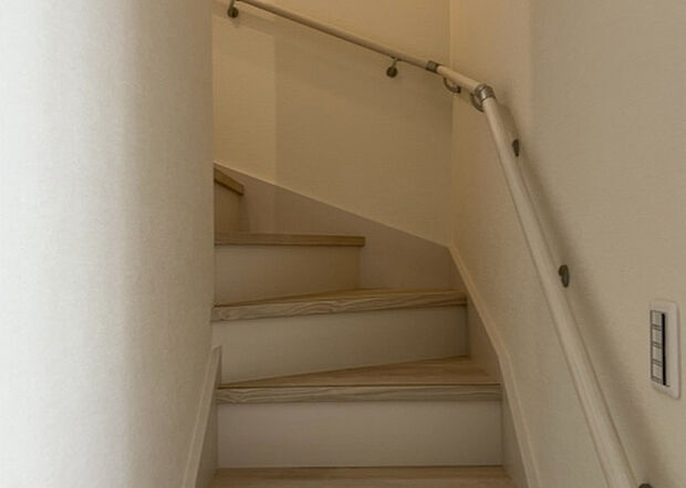 【内装】建物の上下階の通路である階段は、その位置によって動線や室内の印象が大きく左右されます。手摺にも重要な役割があり、転倒の防止・歩行や動作を円滑にして日常生活を支えることを主な目的として設置されています。