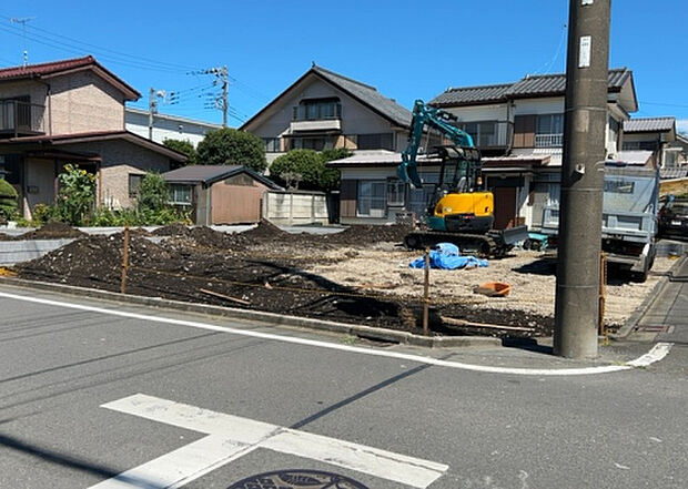 【前面道路含む現地写真_2】お持ちの車種によっては前面道路が広い方が便利でしょう。しかし、前面道路が広ければその分交通量が多くなるため、騒音などが気になる場合があります。実際に現地を見学し、周辺交通量や騒音などを確認しましょう!