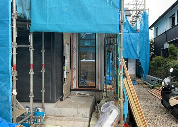 【玄関_2】玄関は、狭すぎると複数人で使いにくく、広すぎても無駄な空間になりがちです。最低2畳を目安にして、家の広さとの兼ね合いや家族の人数を考慮して決めるとよいでしょう。現地を見学して快適な玄関を選びましょう!