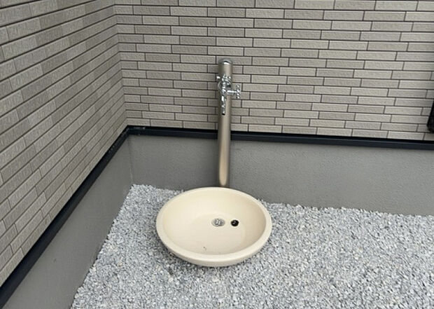 【その他設備】敷地内には、散水栓や立水栓があります。水道水を直接利用できるため、水を運ぶ手間を省くことが出来ます。大量の水を必要とする洗車作業や清掃などに役立ちます。その他設備とあわせて、現地でご確認ください。
