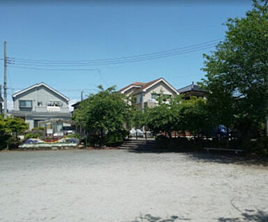 小山三ツ目広場 810m(徒歩11分)