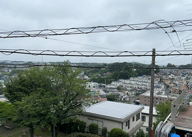 【物件からの展望】眺望を気にして物件を探す場合、前面に建物が建っていないか現地で確認しましょう!前面に建物があると景色はもちろん、日当たりや風通しにも影響が出てきます。住んだ時のことを想像しながら現地見学をしましょう。