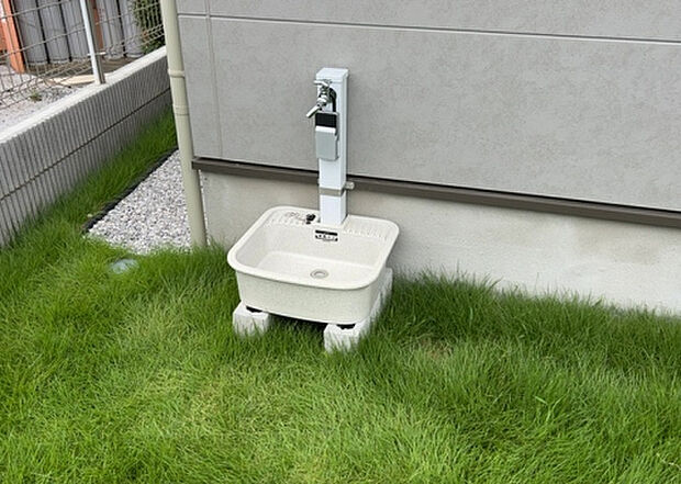【その他設備】敷地内には、散水栓や立水栓があります。水道水を直接利用できるため、水を運ぶ手間を省くことが出来ます。大量の水を必要とする洗車作業や清掃などに役立ちます。その他設備とあわせて、現地でご確認ください。