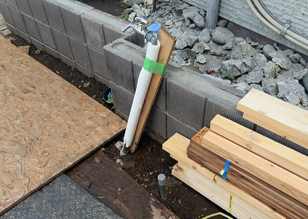 【その他設備】敷地内には、散水栓や立水栓があります。水道水を直接利用できるため、水を運ぶ手間を省くことが出来ます。大量の水を必要とする洗車作業や清掃などに役立ちます。その他設備とあわせて、現地でご確認ください。