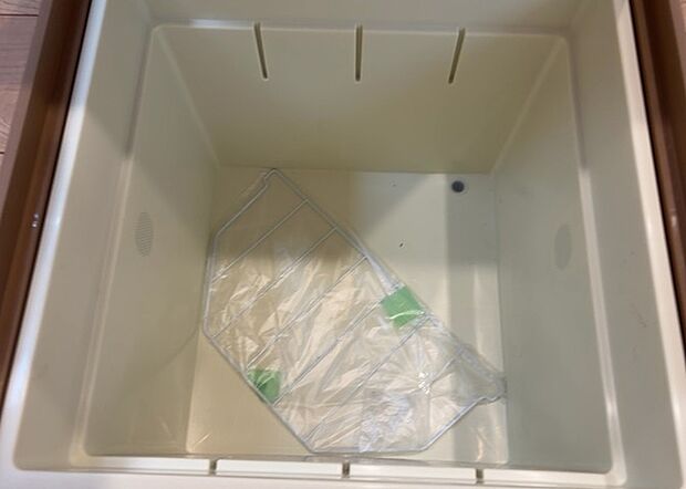 【キッチン床下収納】キッチン床下収納は、調理器具や食器などをスッキリと収納できる便利なスペースです。収納量が多いもの、引き出しがスムーズに開閉するものなど、使い勝手の良いものを選ぶことが大切です。また、湿気がこもりやすい場所なので、通気性の良いものを選ぶこともおすすめです。