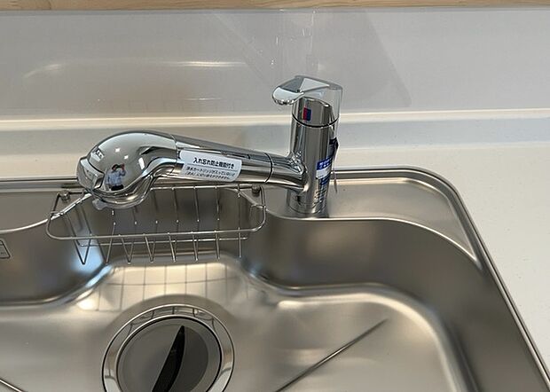 【キッチン水栓】キッチン水栓は、毎日必ず使うものだからこそ、使いやすさが重要です。シャワーヘッドの切り替えがスムーズか、吐水量が調節できるか、水しぶきが飛び散りにくい構造か、浄水機能が付いているかなど、日々の家事を快適にするための機能が数多くあります。また、デザインも多種多様なので、キッチン全体の雰囲気に合わせたものを選ぶことができます。