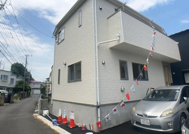 【前面道路含む現地写真_2】お持ちの車種によっては前面道路が広い方が便利でしょう。しかし、前面道路が広ければその分交通量が多くなるため、騒音などが気になる場合があります。実際に現地を見学し、周辺交通量や騒音などを確認しましょう!