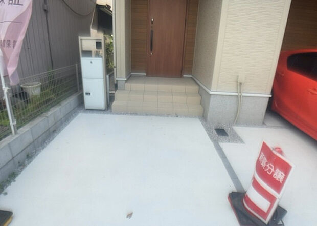 【庭】庭があることでガーデニングや家庭菜園はもちろん、こどもの遊び場やペットを放して遊ぶことができます。また、家の周囲に余裕があるということです。隣地との間があれば、十分な日当たりと、風通しが確保できます。
