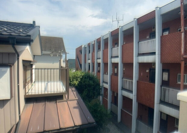 【物件からの展望】眺望を気にして物件を探す場合、前面に建物が建っていないか現地で確認しましょう!前面に建物があると景色はもちろん、日当たりや風通しにも影響が出てきます。住んだ時のことを想像しながら現地見学をしましょう。