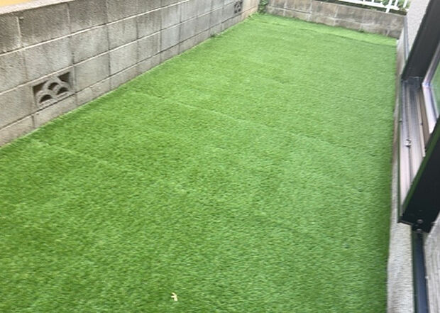 【庭】庭があることでガーデニングや家庭菜園はもちろん、こどもの遊び場やペットを放して遊ぶことができます。また、家の周囲に余裕があるということです。隣地との間があれば、十分な日当たりと、風通しが確保できます。
