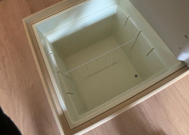 【キッチン床下収納】キッチン床下収納は、調理器具や食器などをスッキリと収納できる便利なスペースです。収納量が多いもの、引き出しがスムーズに開閉するものなど、使い勝手の良いものを選ぶことが大切です。また、湿気がこもりやすい場所なので、通気性の良いものを選ぶこともおすすめです。