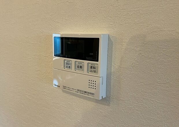 【給湯器リモコン】給湯器リモコンは、お風呂の温度設定やタイマー設定など、お風呂を快適に楽しむために欠かせないものです。液晶画面が大きく見やすいもの、操作ボタンが分かりやすいものなど、使いやすさが重要です。また、エコ機能が付いているものなら、光熱費の節約にもつながります。