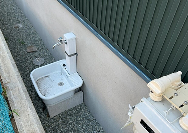 【その他設備】敷地内には、散水栓や立水栓があります。水道水を直接利用できるため、水を運ぶ手間を省くことが出来ます。大量の水を必要とする洗車作業や清掃などに役立ちます。その他設備とあわせて、現地でご確認ください。
